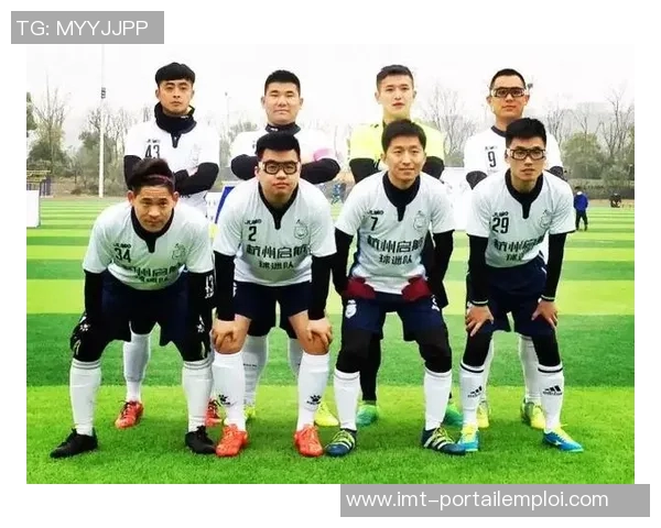 南京足球队配合引发热议球迷对战术与默契的不同看法